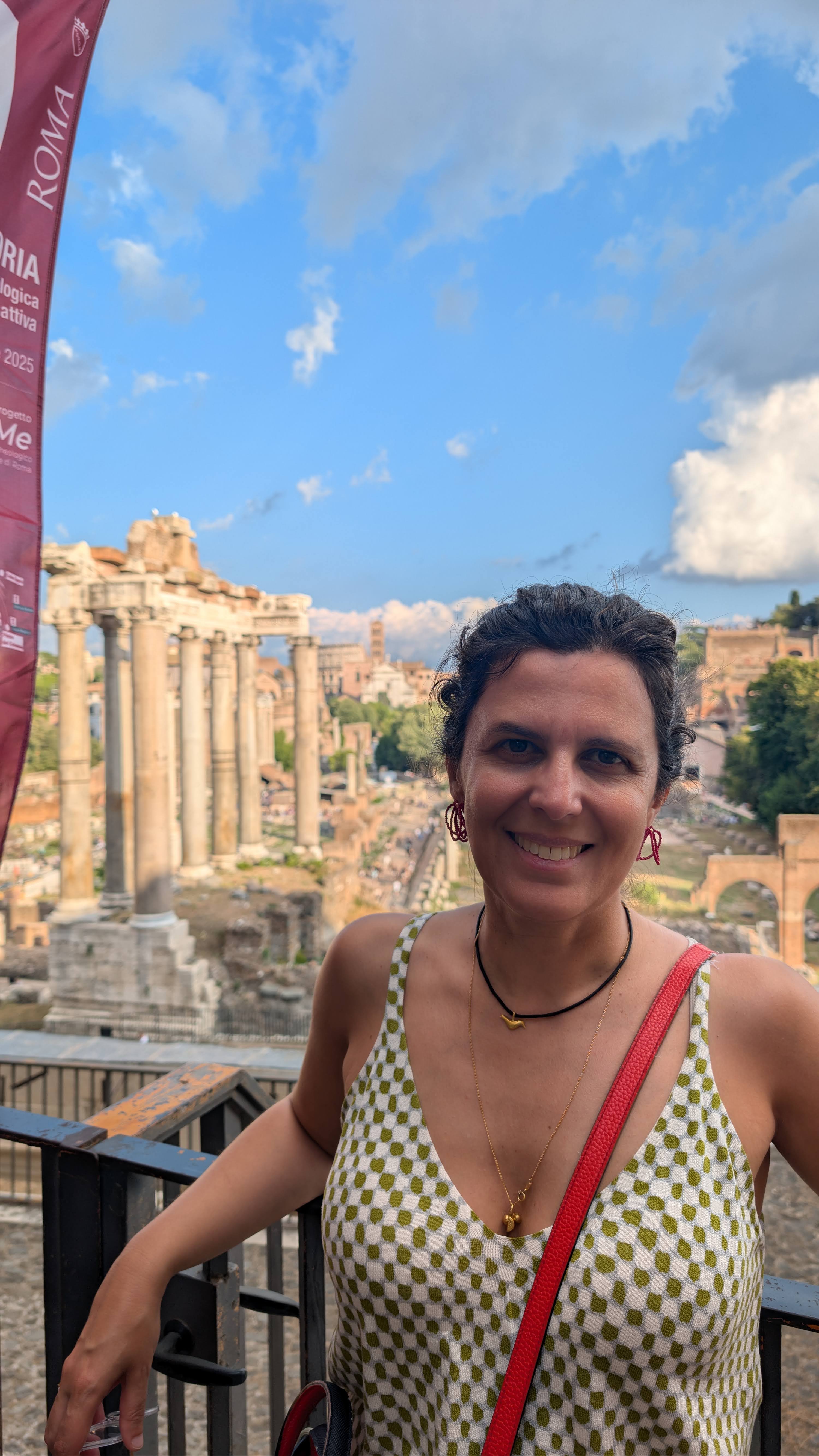 Stella Arbex em Roma, diante de um cenário histórico